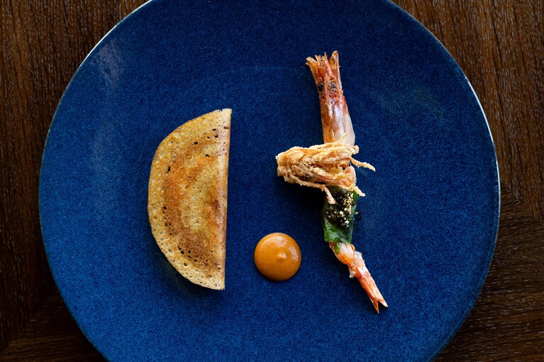 「ズワイガニのドーサと海老のギーロースト」。ドーサに挟む食材は季節で変わる。
