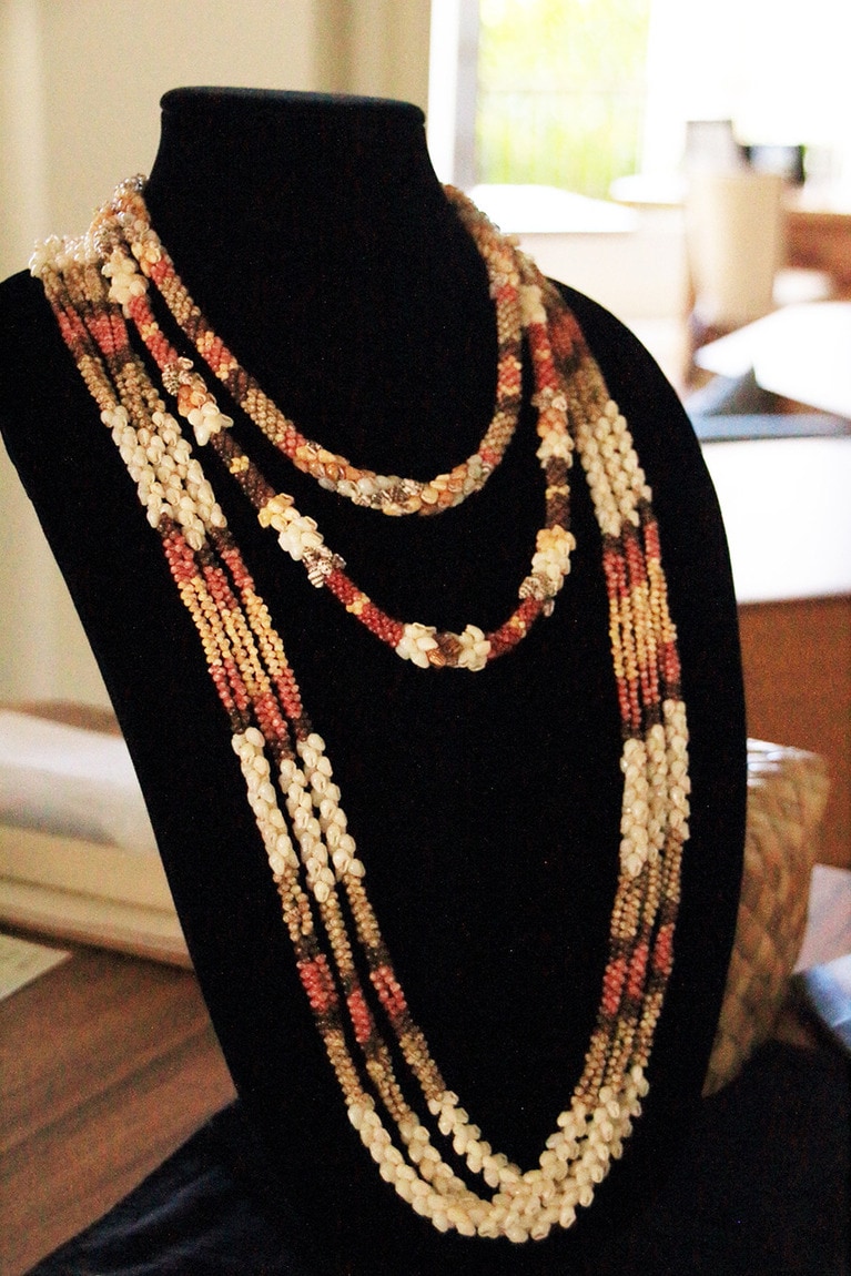 色の違う貝殻を組み合わせると、こんなステキなネックレスを作ることもできる。