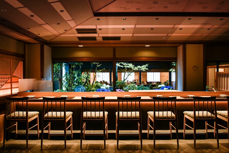 ホテル3階、日本料理「はなの」は、テーブル席、割烹カウンター、個室などからなる。「体験型和フタヌーンティー」が楽しめるのは、7席のみの割烹カウンター。