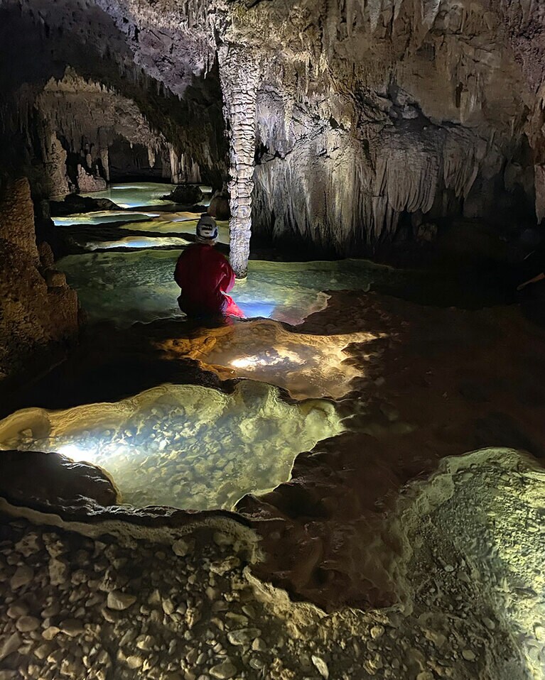 このリムストーンケイブを貸し切りに。どの時代のどこにいるのか、わからなくなる体験です。
