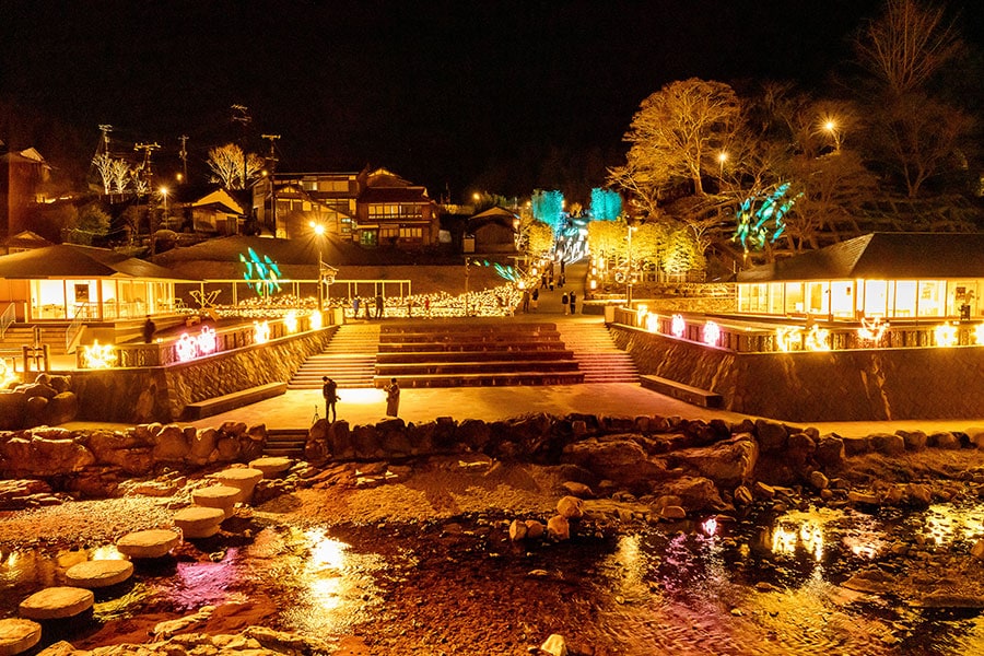 たくさんの灯りが音信川の川面にも映り、冬の温泉街を暖かく照らす。