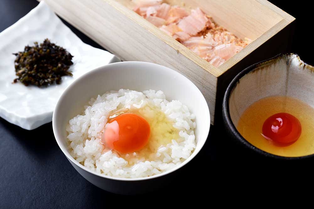 ご飯は鰹本枯節、卵を塩水に漬けた“シェンダン”、紫蘇の実醬油漬けなどと。