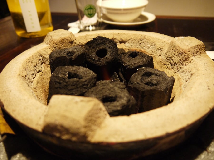 鍋は炭火の七輪を使って温めます。