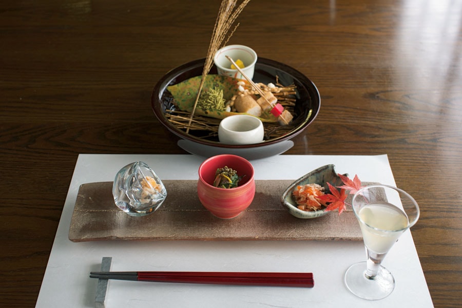 【旅館 山河】コースの最初の2皿「秋の味覚」「旬菜」と、食前酒の柚子酒。／Photographs：Hiroshi Mizusaki