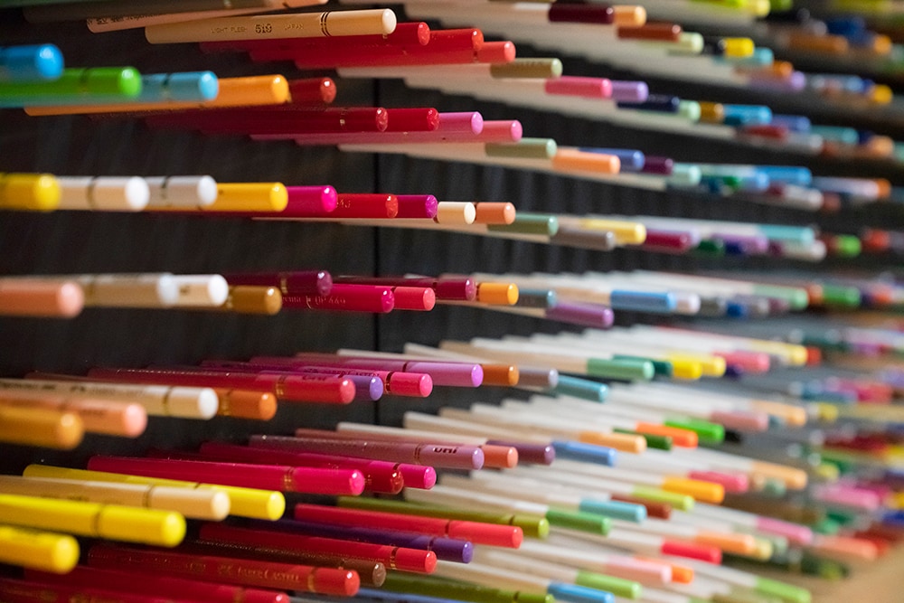 「アトリエライブラリー」では約2,000本の色鉛筆を用意。自由にアートを楽しめる。