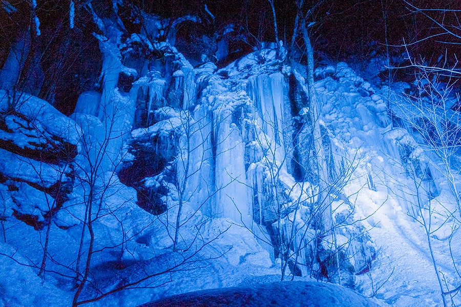 「馬門岩」では氷柱の神秘を体験。