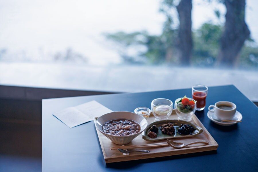朝食は地元の海産物や野菜、お粥でゆっくりと体を目覚めさせる。／Photographs＝Atsushi Hashimoto