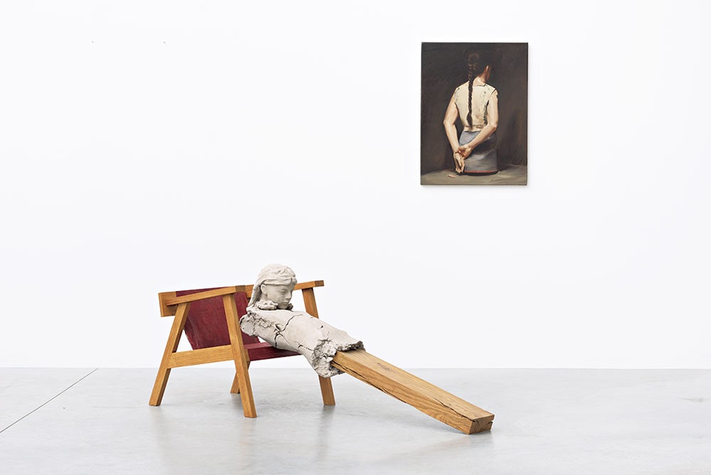 (左)マーク・マンダース《Dry Figure on Chair》2011-2015、(右)ミヒャエル・ボレマンス《Autmat(I)》2008。Photo : Peter Cox / Cour、tesy : Zeno X Gallery, Antwerp, Gallery Koyanagi, Tokyo, / Tanya Bonakdar Gallery, New York / Los Angeles & David Zwirner