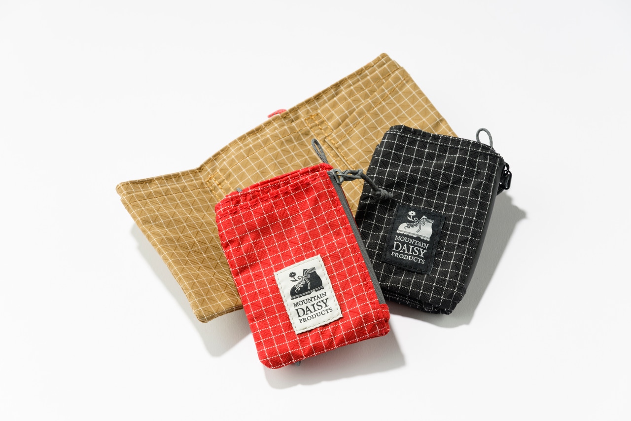 マウンテンデイジープロダクツ“トレイル ウォレット”／各5,720円。
