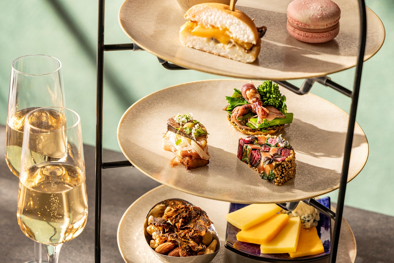 2026年5月1日（金）～5月31日（日）の1カ月間は提供時間を広げ、毎日14:30～20:30まで同メニューを提供。午後のひとときにも仕事帰りにも、自由なスタイルで春のハイティーを堪能できる。