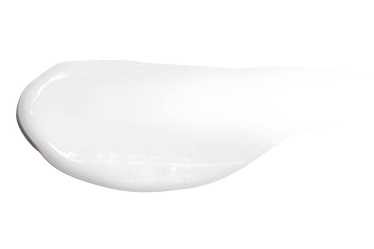 一瞬硬めと感じても、スルスルよく伸びるテクスチャー。広い範囲にも伸ばしやすい。