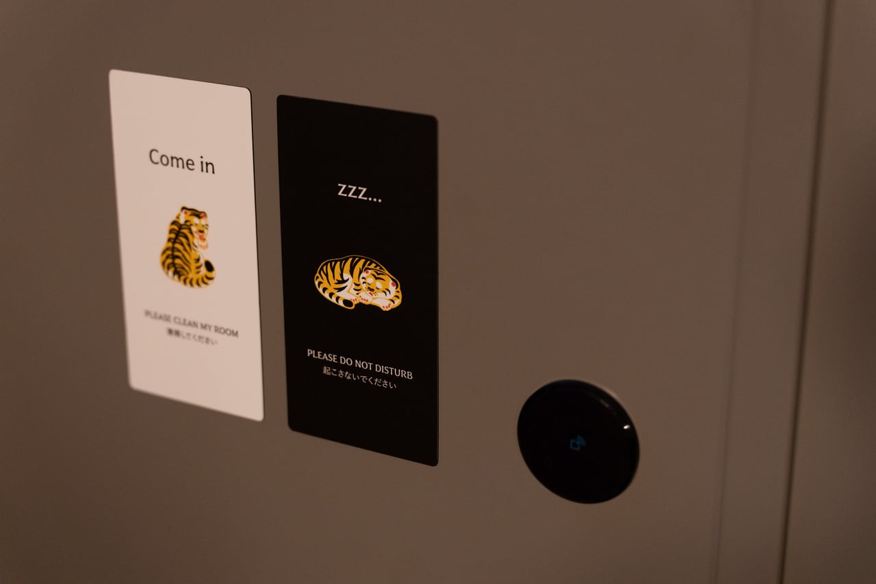 東洋で最強の動物である虎を描くだけでなく、ホテル名「トランセンダーホテル横浜」の“トラ”にもちなんで虎をデザインしている。