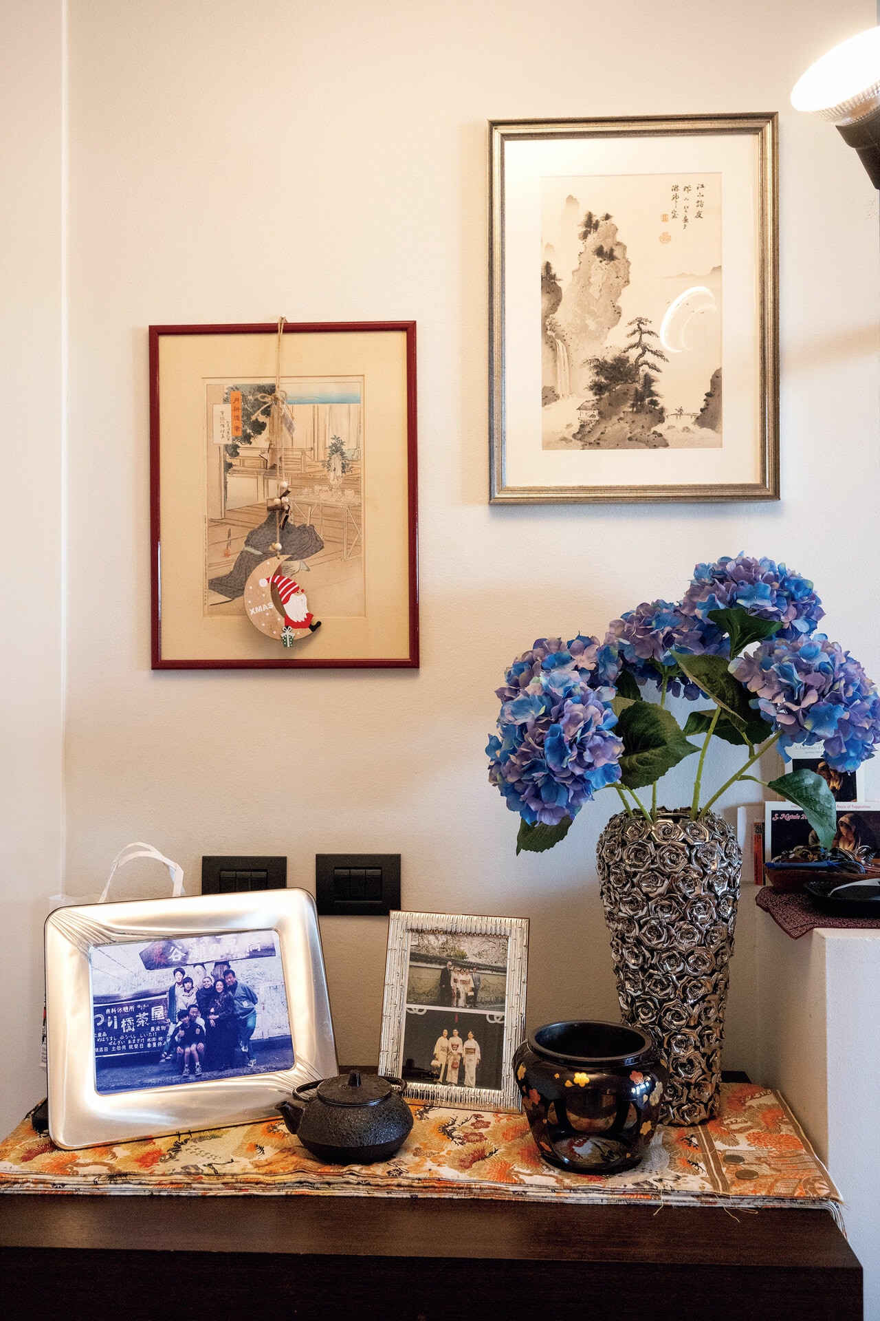 日本の漆の器や鉄瓶など好きなものを集めたコーナー。