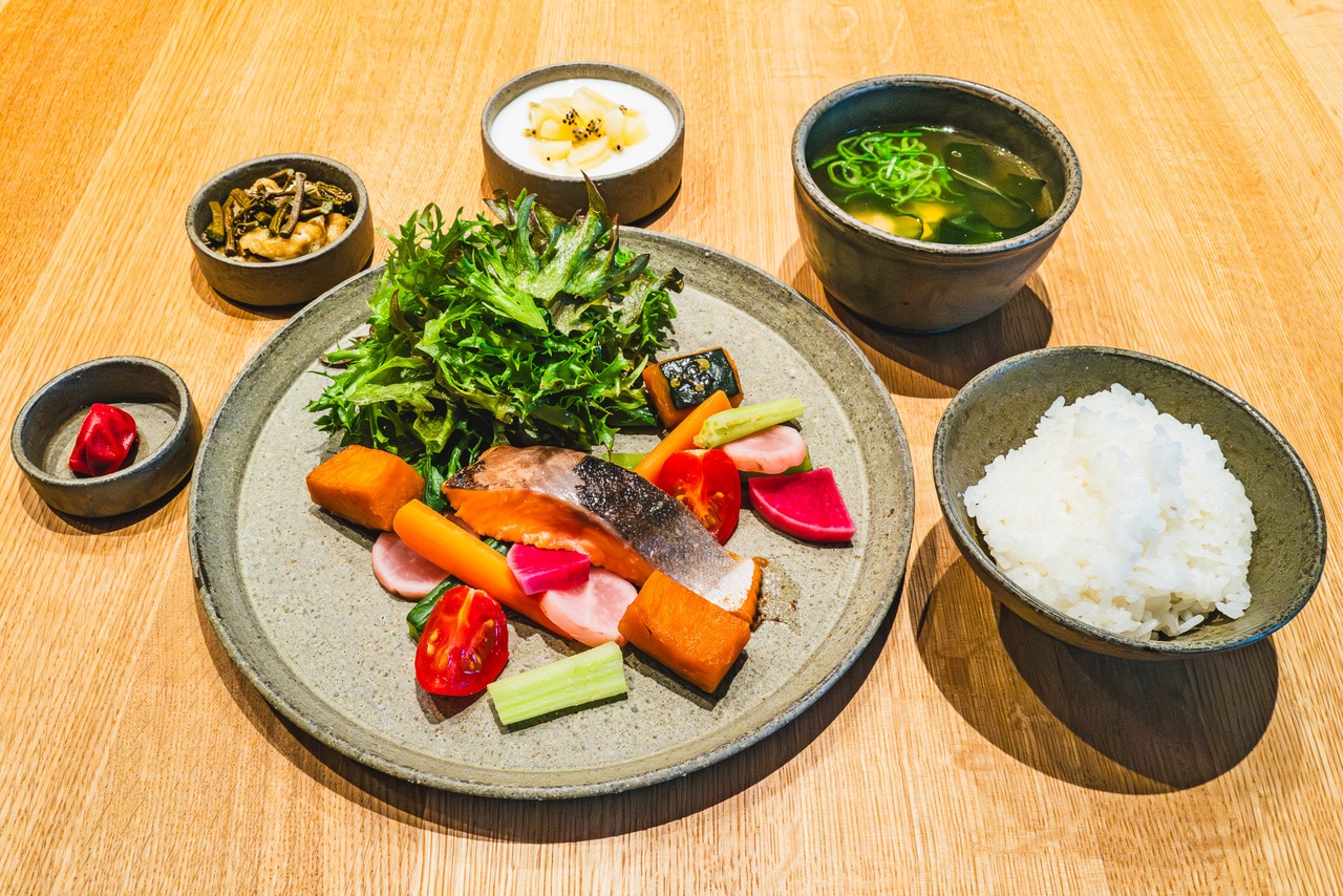 彩り豊かで、目も舌も楽しませてくれる朝食。内容は季節によって異なります。