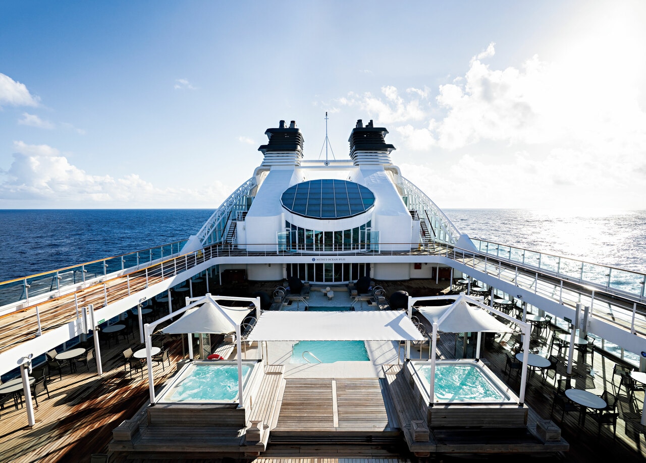 2つのワールプールを備える「プール 湖畔」。プールサイドのレストラン＆バーでは軽食とカクテルのひとときを楽しみたい。