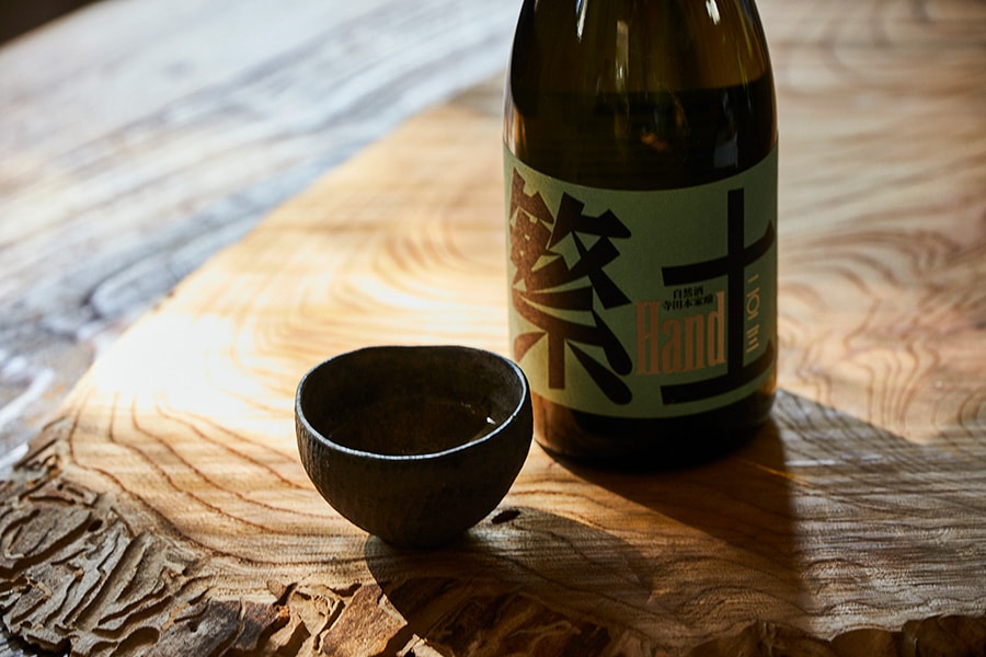 パタゴニア プロビジョンズの日本酒「繁土 2023」（寺田本家）https://www.patagonia.jp/product/PRZ20.html。Taro Terasawa（C）2023Patagonia, Inc.