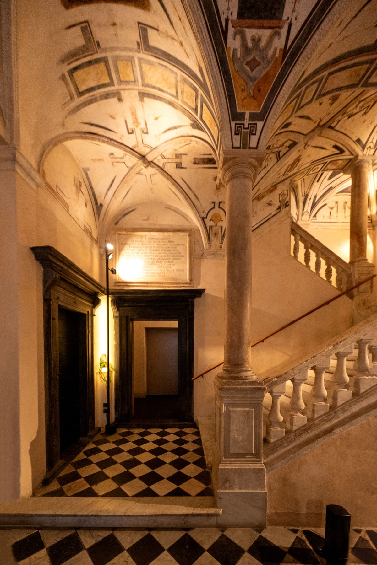 ホテルロビー。16世紀の装飾やフレスコ画の跡が残る。