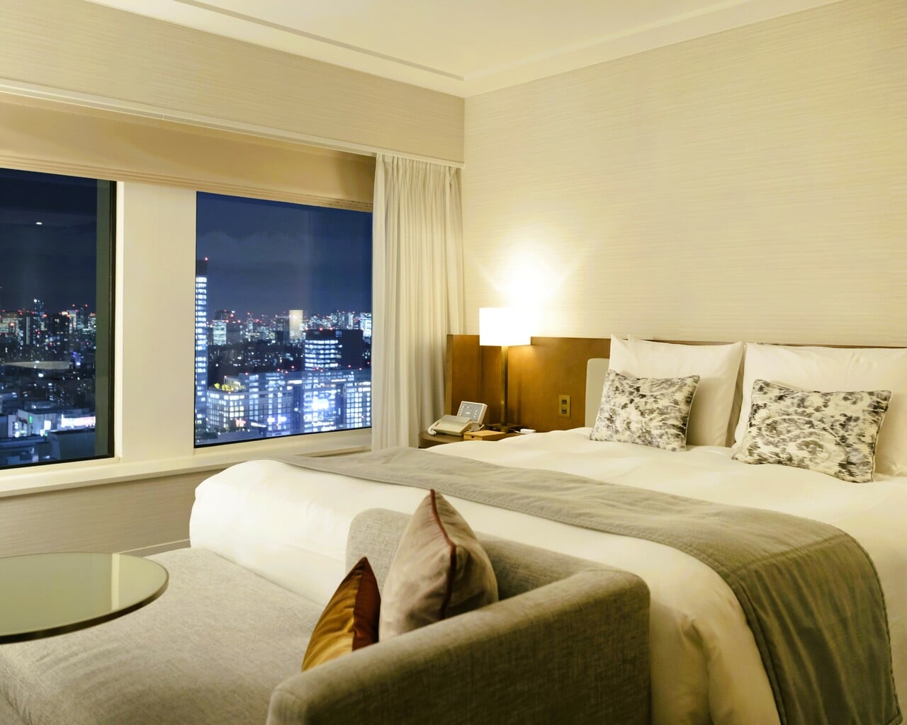 都心の喧噪から隔絶された高層の客室で、静寂に包まれながら夜景を楽しむ……。そんな体験を日本で初めて提供した京王プラザホテル。