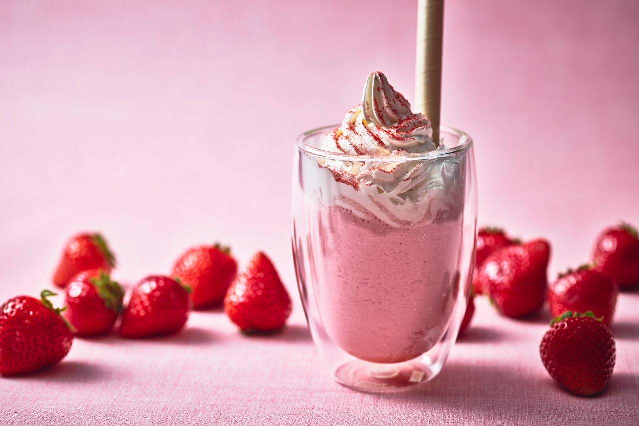 「ストロベリーアフタヌーンティー」注文のゲスト限定の追加メニューも。ストロベリーラテ633円、ストロベリースムージー（写真）1,012円（ともに税・サ込）。