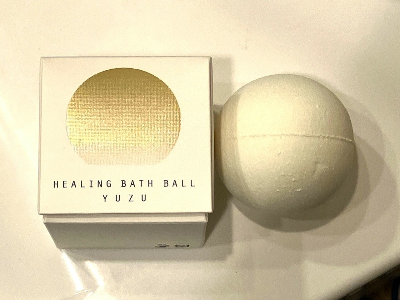 外箱のゴールドの円は、ゆずの丸みをイメージしていて、ゆずの香りやぬくもりが湯の中へ溶けていくイメージで下へ向けてグラデーションに。