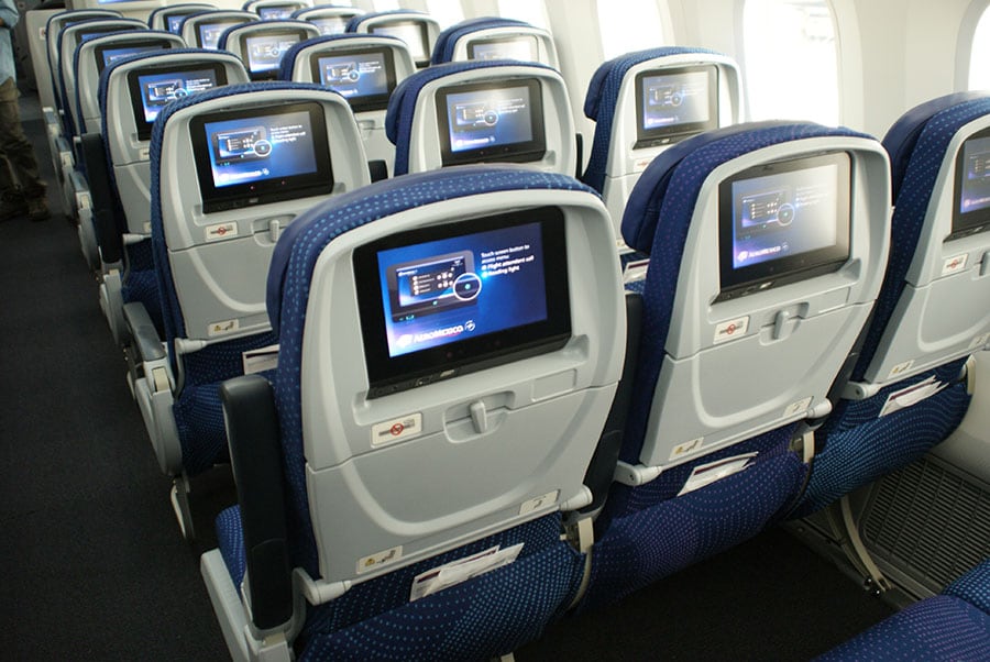 エコノミークラスのシートピッチは81～83センチ。各座席に高画質のタッチパネルスクリーンを装備。