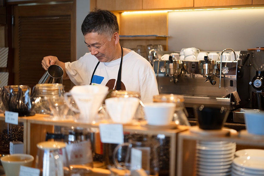 今日もコーヒーを淹れるマスター、隆志さん。