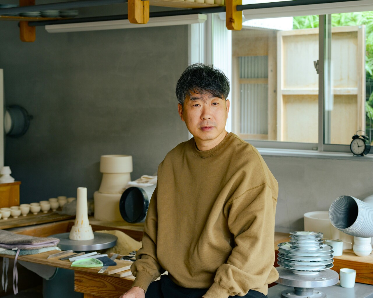 2015年に「in blue 暁」を立ち上げた百田暁生さん。先祖は明治初期まで200年以上にわたって窯焼きの仕事に携わっていたそうで、そのルーツを大切にしながら、新たな器づくりに勤しんでいます。