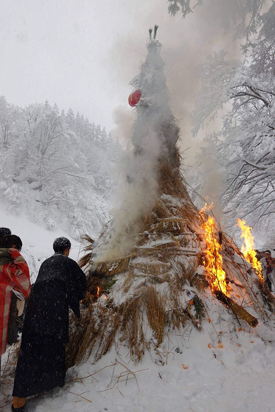 白い煙を吐きながら勢いよく燃える「塞の神」。