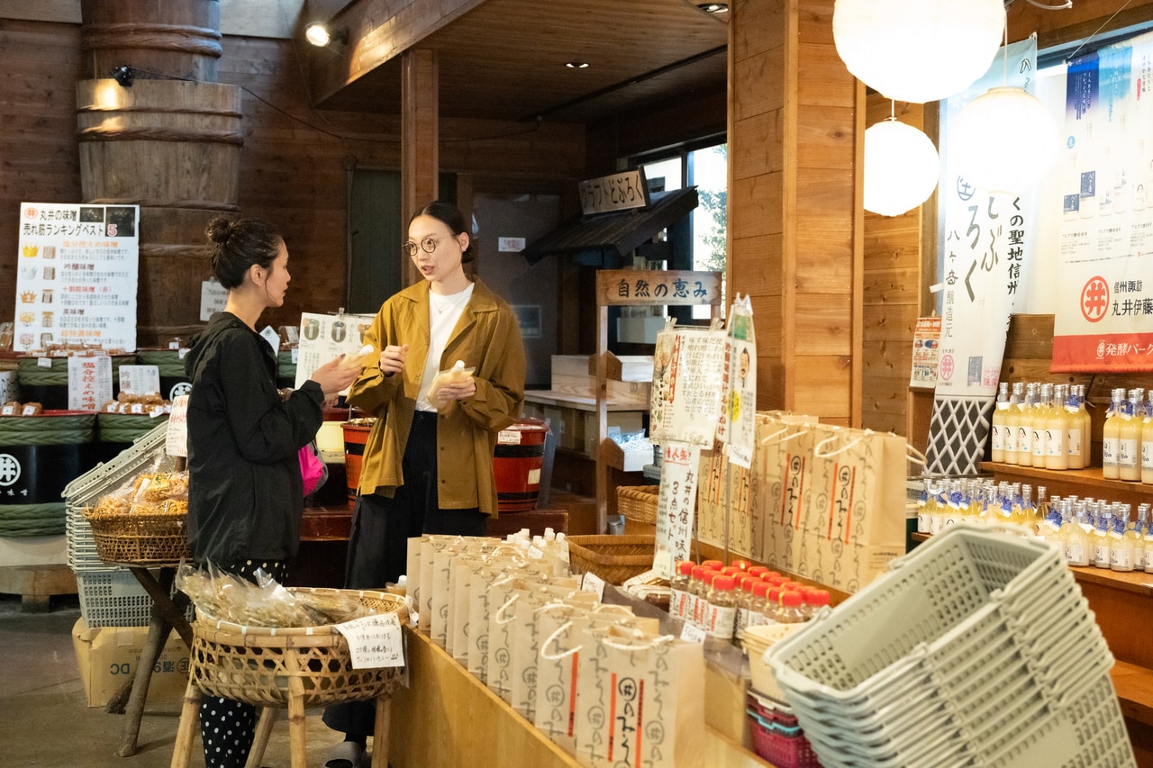 店内を物色するふたり。