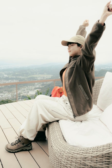 今年7月にオープンしたSUSABINOテラスでは、山頂からの絶景を堪能できます。目の前には丘が広がり、タイミングが合えば梅や冬桜、ろうばい、福寿草などの花に出合えるかも。