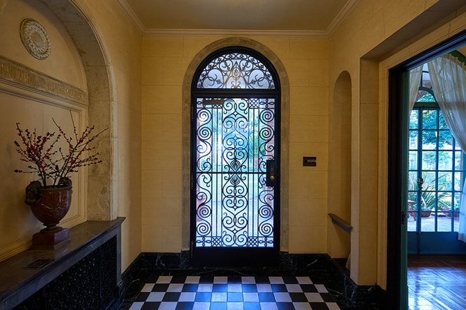繊細なアイアンワークの扉や白黒タイルが秀逸なエントランスホール。