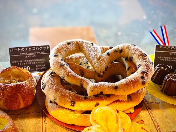 自慢のフランスパン生地にチョコレートを練りこんだ「ハートのチョコバケット」(290円)など、ビジュアルからして釘付けになっちゃうパンも。