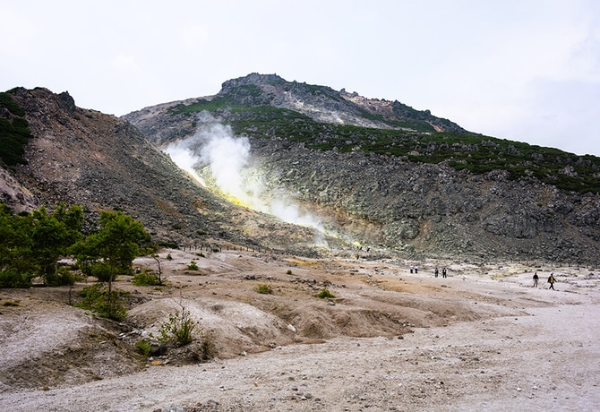 「ここは日本!?」という光景が広がる硫黄山。