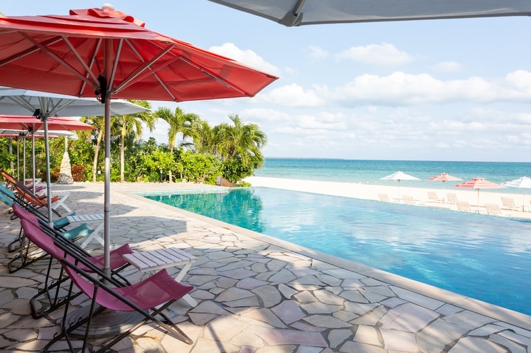 海を望むビーチプール。