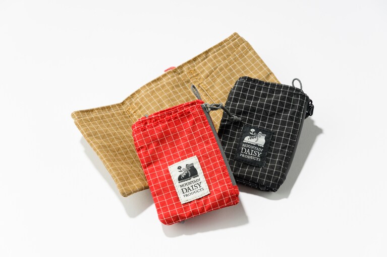 マウンテンデイジープロダクツ“トレイル ウォレット”／各5,720円。