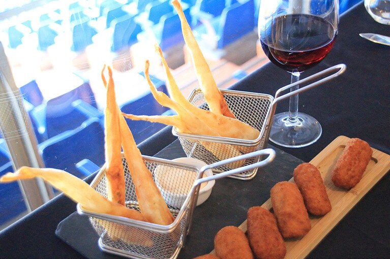 コロッケとポテトフライ。これなら試合を見ながらでも食べやすい。