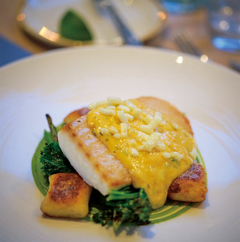 パブでのランチタイムのスターターは10ポンド～、メインは19ポンド～。この味を求めて来る客も。