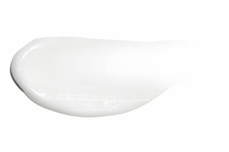 一瞬硬めと感じても、スルスルよく伸びるテクスチャー。広い範囲にも伸ばしやすい。