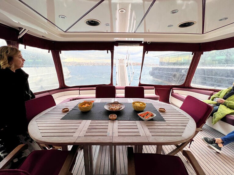 船内には、アルコールも含めた飲み物と、フルーツやスナックなどの軽食が用意されている。