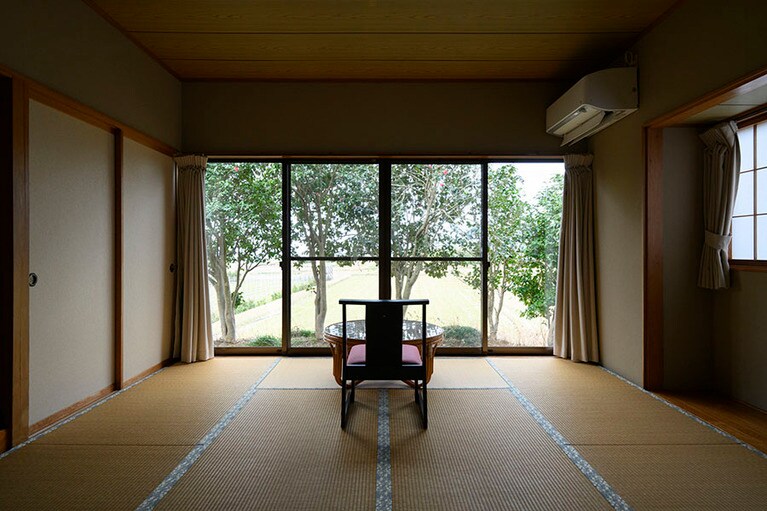 離れの部屋からは田園風景が広がり、その向こうに海が見えます。