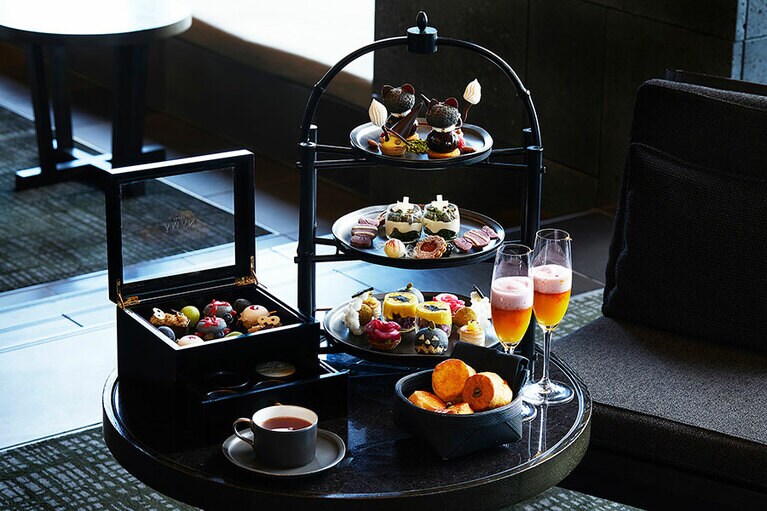 33階にあるザ・ラウンジ by アマンにて提供される「アフタヌーンティ ハロウィン マスカレード」7,970円。