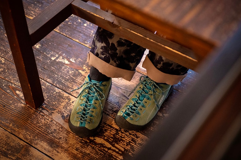 優しい色味のジャスパーは、ノスタルジックなカフェの雰囲気とも相性◎。