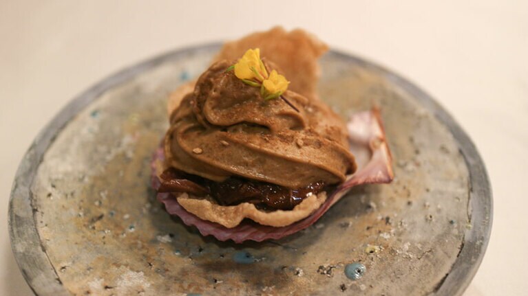 アミューズから、天然きのこのムース。