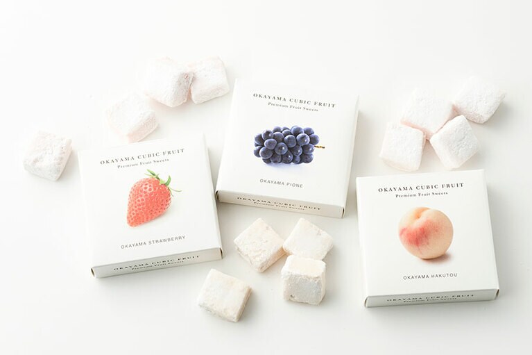 【岡山県】檸檬の樹「OKAYAMA CUBIC FRUIT」410円(4個入り)。左から：いちご、ピオーネ、白桃。