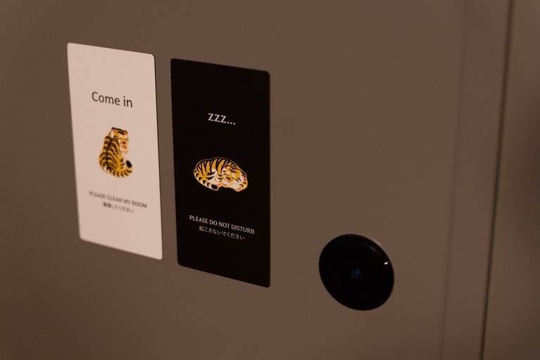 東洋で最強の動物である虎を描くだけでなく、ホテル名「トランセンダーホテル横浜」の“トラ”にもちなんで虎をデザインしている。