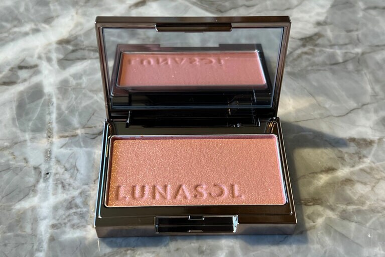 ルナソル カラーリングシアーチークス(グロウ) EX04 Coral Wind。