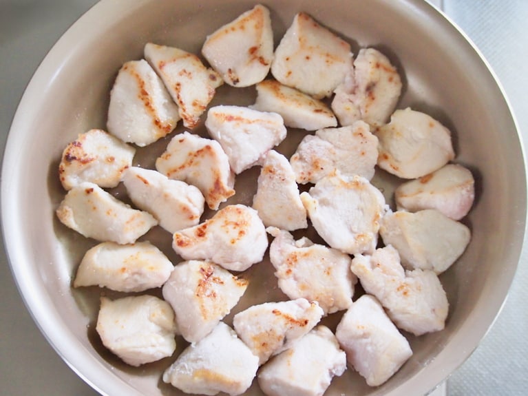 フライパンを温め、ごま油を入れ、鶏肉を並べる。