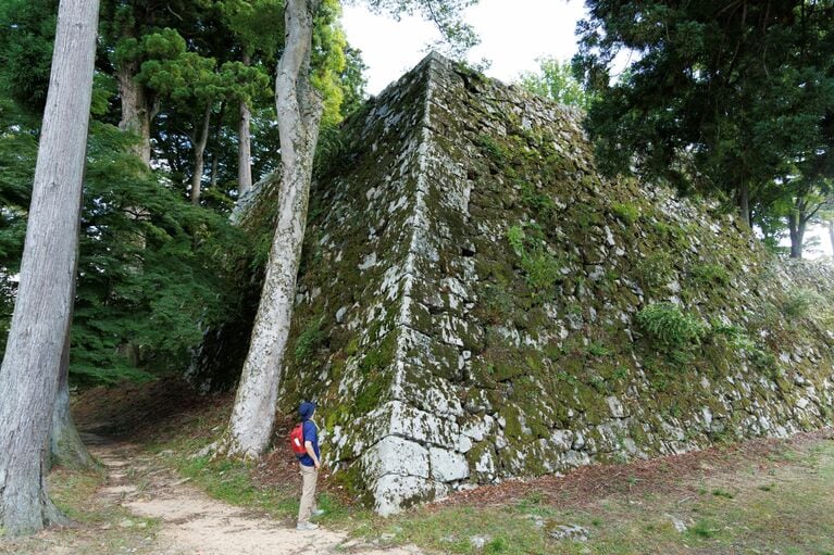高取城跡最大の見どころ、本丸天守台の石垣。高さ約12メートルの巨大さに圧倒される。