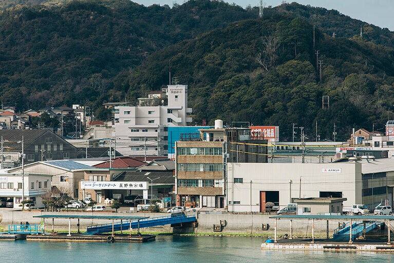 中央の茶色い4階建てが東山ビル。宇野港が賑わった1966年に建てられた。