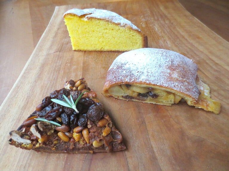 左上から時計回りで「トルタ・ディ・パラディゾ」350円、「ストゥルーデル・デメレ」400円、「カスタニャッチョ」350円。